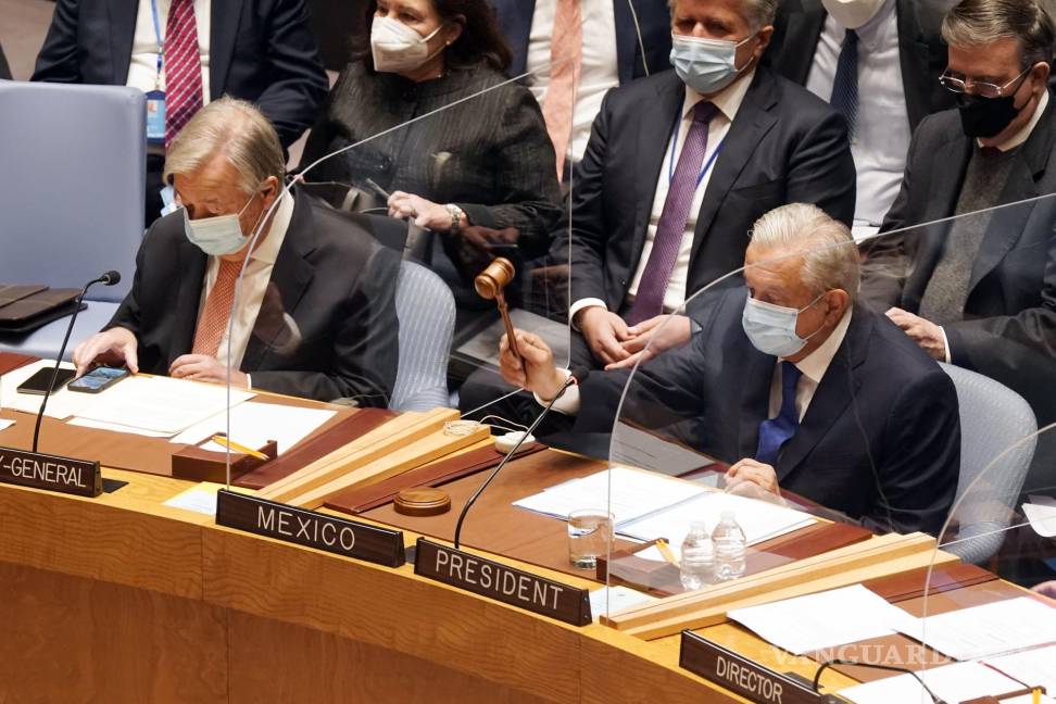 $!El presidente de México, Andrés Manuel López Obrador, abre el Consejo de Seguridad de las Naciones Unidas. El secretario general de la ONU, Antonio Guterres, a la izquierda. AP/Richard Drew
