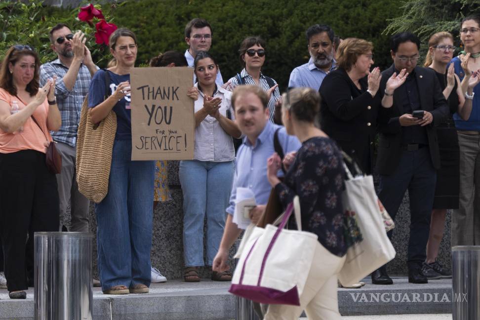 $!Empleados del Departamento de Estado aplauden mientras colegas caminan afuera de la agencia tras ser despedidos en Washington el 11 de julio del 2025.