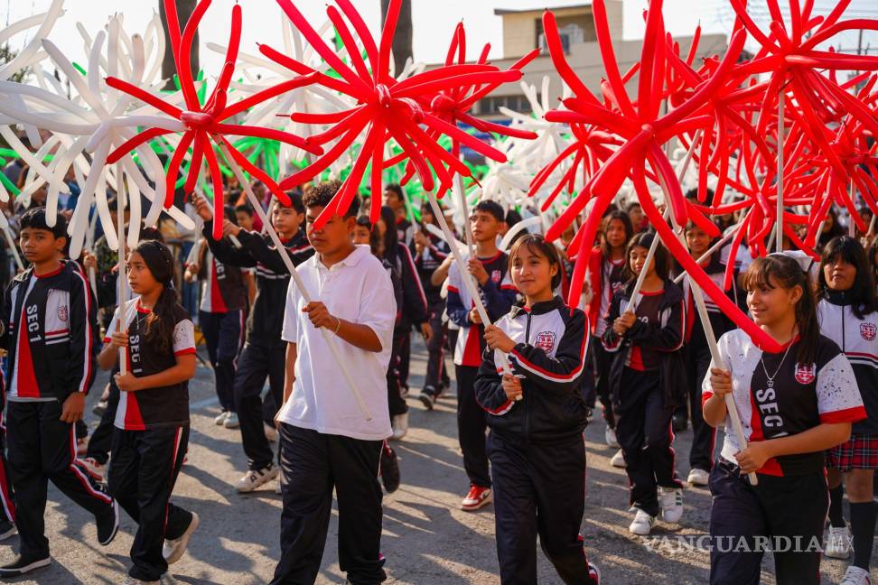 $!Los contingentes escolares marcharon con orden, entusiasmo y un fuerte sentido cívico, mostrando vestimenta y elementos alusivos a la Revolución.