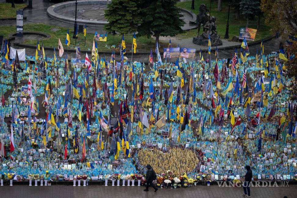 $!La gente camina frente al monumento a los soldados caídos en la Plaza de la Independencia en Kiev, Ucrania, el viernes 15 de noviembre de 2024.