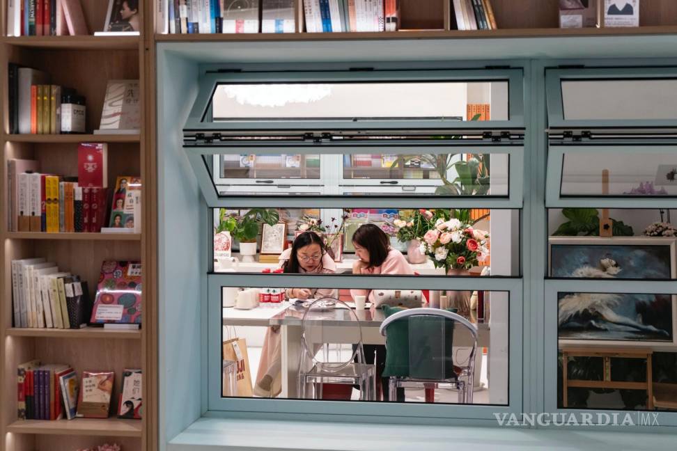 $!Wang Xia (i) propietaria de la librería Xin Chao, quien recientemente trasladó su tienda a un espacio en Shanghai.