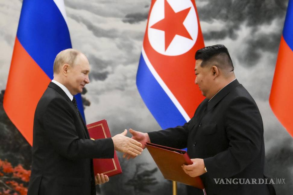 $!El presidente ruso, Vladimir Putin y el líder de Corea del Norte, Kim Jong Un, en una ceremonia de firma de la nueva asociación en Pyongyang, Corea del Norte.