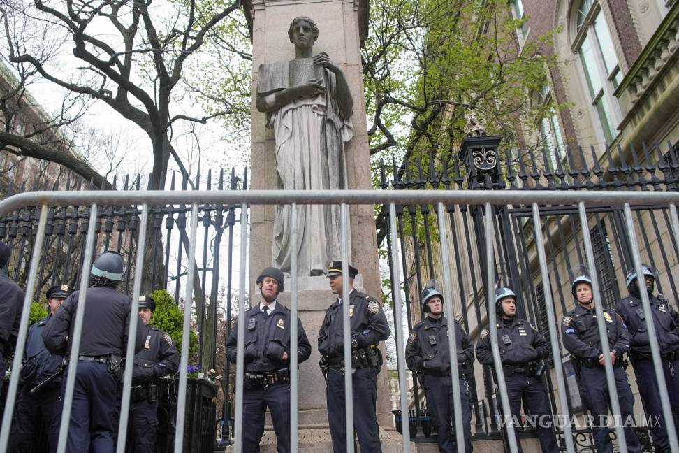 $!La policía de la ciudad de Nueva York con equipo antidisturbios hace guardia afuera del campus de la Universidad de Columbia.