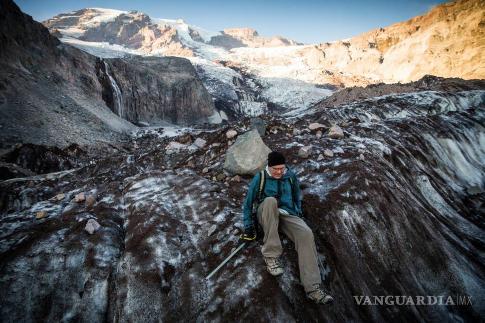 $!Paul Kennard en el glaciar Nisqually del Monte Rainier en Washington, el 22 de octubre de 2018. El cambio climático está derritiendo el hielo del Monte Rainier.