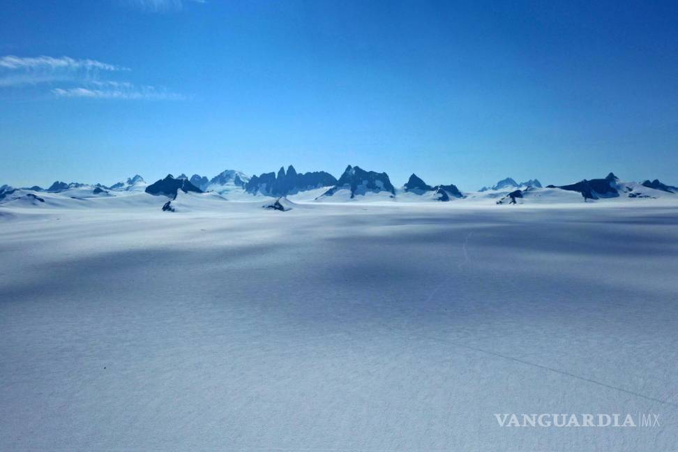 $!El campo de hielo de Juneau, que se extiende por las montañas costeras de Alaska perdió 5.9 kilómetros cúbicos de hielo anuales entre 2010 y 2020