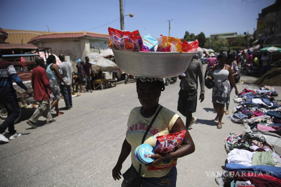 $!Pasa un vendedor ambulante, en Puerto Príncipe, Haití. Un terremoto de magnitud 7.2 sacudió Haití con el epicentro a unos 125 kilómetros al oeste de la capital de Puerto Príncipe. AP/Joseph Odelyn