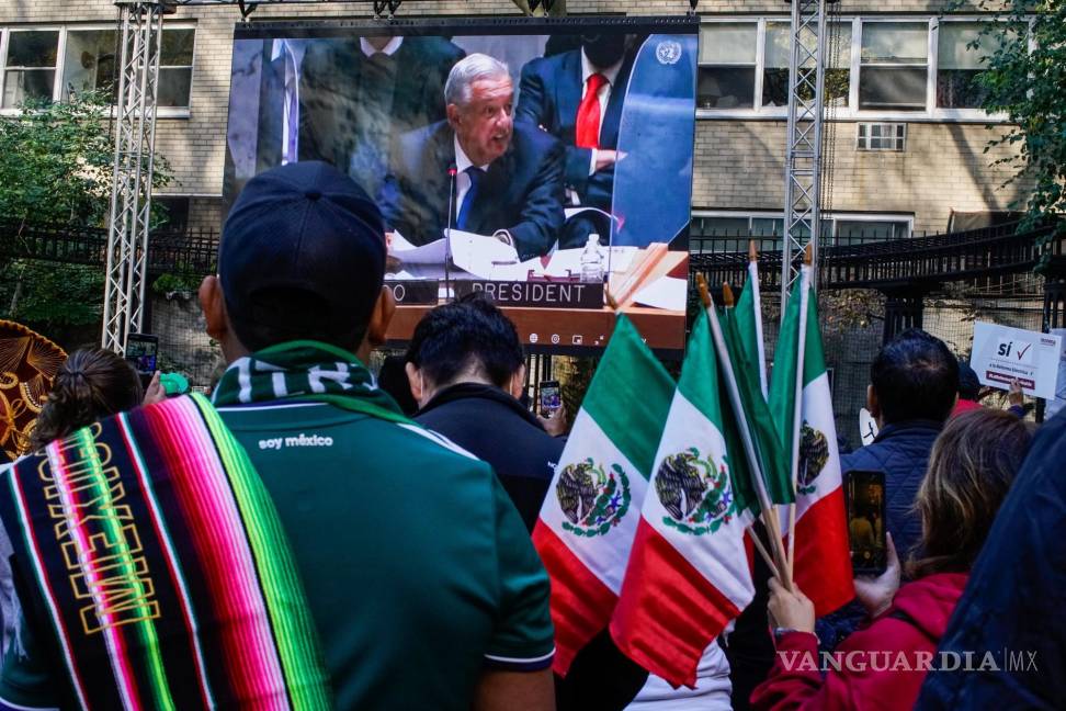 $!Los partidarios del presidente mexicano Andrés Manuel López Obrador lo escuchan mientras se dirige a los delegados mientras México asume la presidencia del Consejo de Seguridad de la ONU en Nueva York, EU. AP/Eduardo Munoz Alvarez