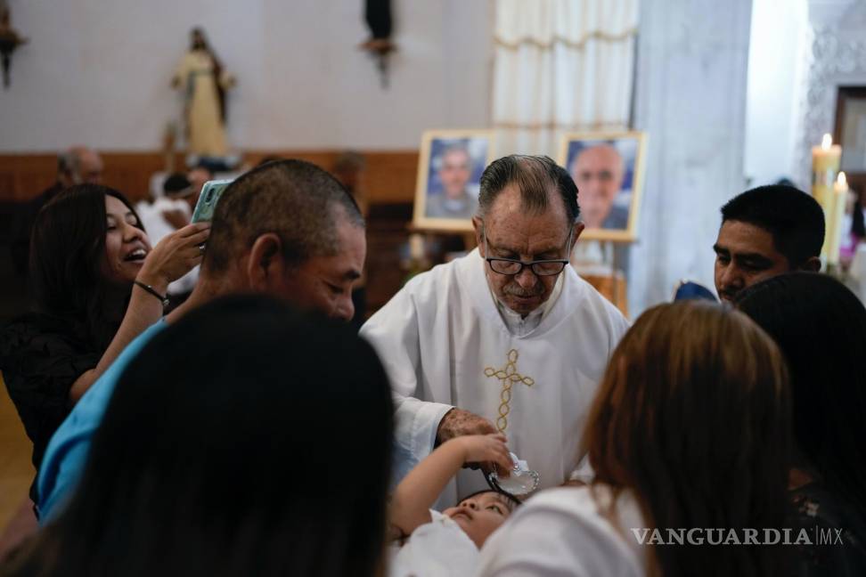 $!El sacerdote Jesús Reyes bautiza a un bebé en la iglesia de la Parroquia San Francisco Javier en Cerocahui, México.