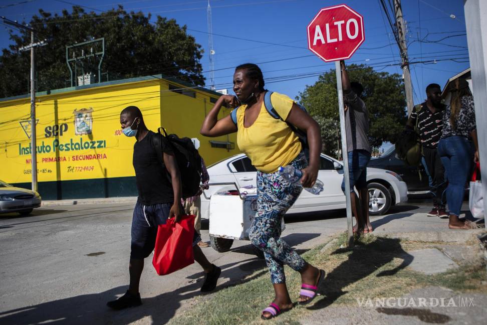 $!Migrantes haitianos caminan hacia el río Grande para regresar al campamento de migrantes en Del Rio, Texas en Ciudad Acuña, México.AP/Marie D. De Jesús/Houston Chronicle