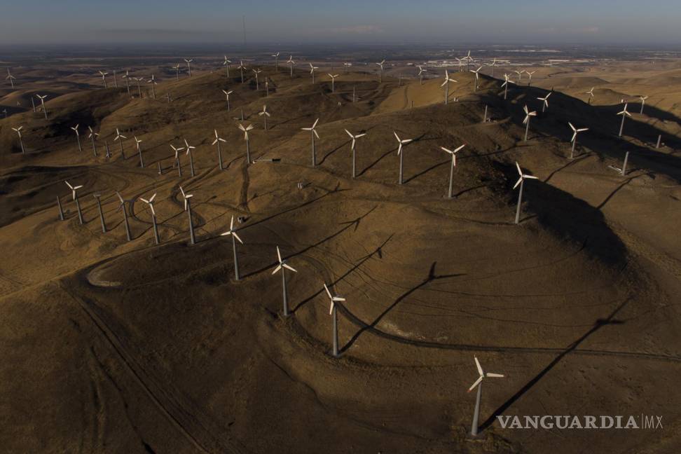 $!Turbinas de viento que generan energía eólica en Livermore (California), en foto del 10 de agosto del 2022. Las energías renovables recibirán un gran impulso en una ley a punto de ser aprobada por el Congreso de EEUU. (AP Photo/Godofredo A. Vásquez)
