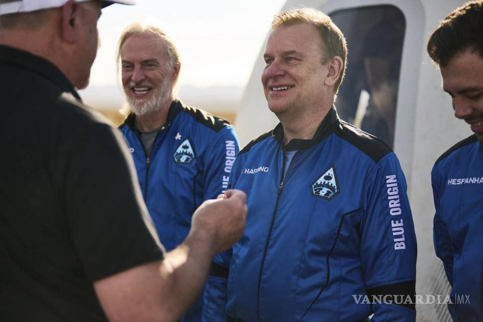 $!El astronauta Hamish Harding recibe su prendedor de astronauta de Blue Origin después de un exitoso vuelo al espacio el 4 de junio de 2022 en Van Horn, Texas.