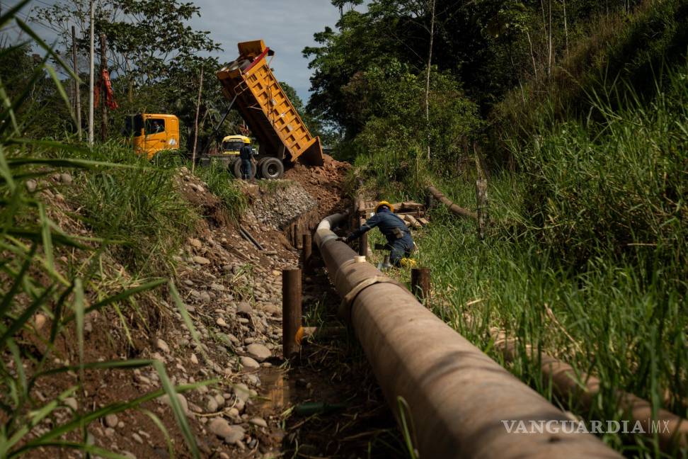 $!Trabajadores reparan un oleoducto en la región de Yasuní de Ecuador, 17 de octubre de 2022.