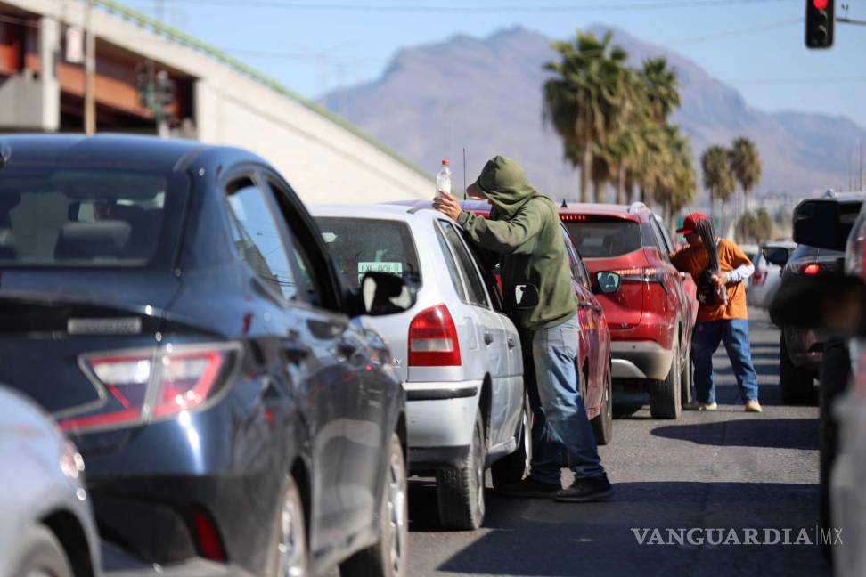 $!Además de la limpieza a los vidrios, también les venden cebollitas.