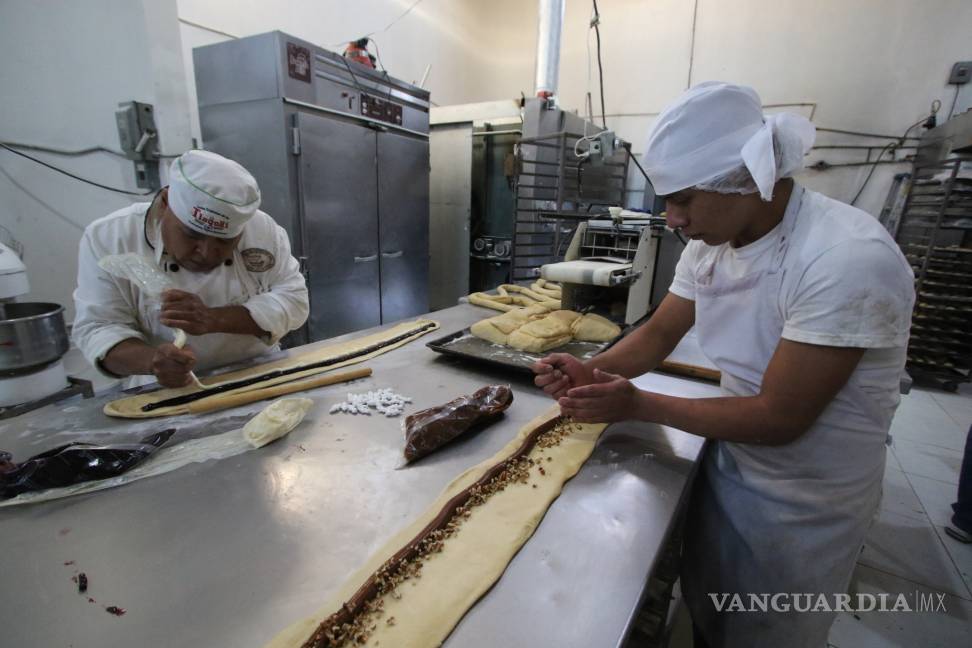 $!Miles de saltillenses se preparan para degustar la tradicional rosca de reyes