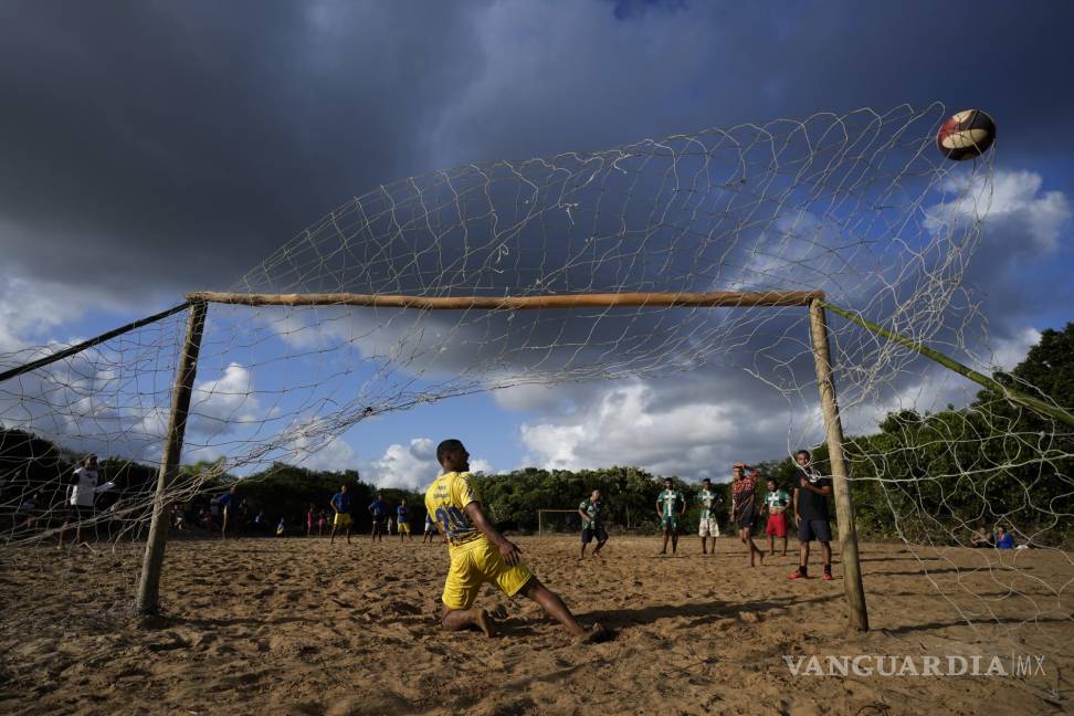 $!Deportistas compiten en un partido de fútbol durante los Juegos Indígenas, en la comunidad tapirema de Peruibe, Brasil, el 22 de abril de 2023.