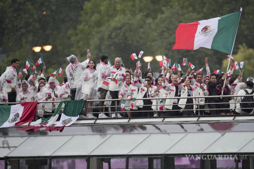 $!El bello uniforme de México hizo aparición durante su desfile en el Sena.