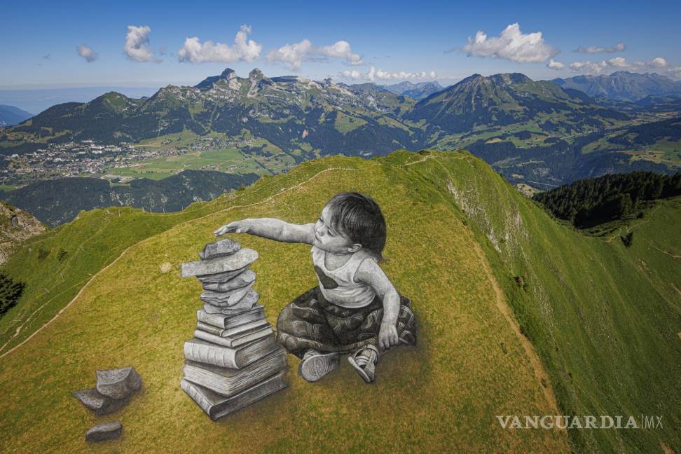 $!Vista aérea de la pintura gigante de landart biodegradable titulada “Vers l’equilibre” del artista franco-suizo Saype.