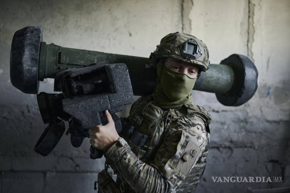 $!Un soldado ucraniano sostiene un misil antitanque en su posición en Avdiivka, en la región de Donetsk, Ucrania.
