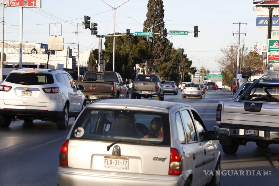 $!Obstaculizan automovilistas calles aledañas a escuelas de Saltillo