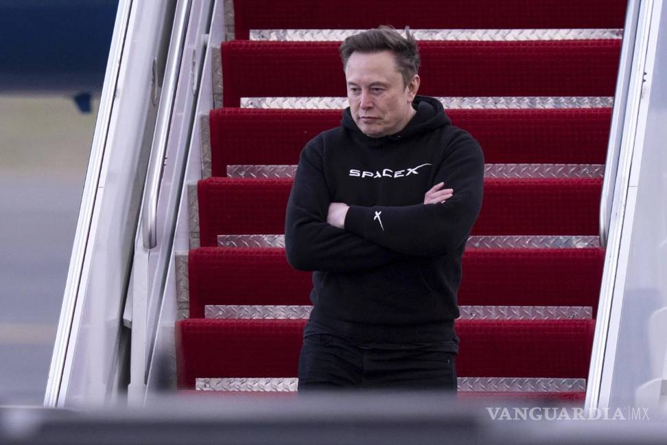 $!Elon Musk criticó duramente a Peter Navarro, el principal asesor comercial del presidente, calificándolo de “más tonto que un saco de ladrillos”.