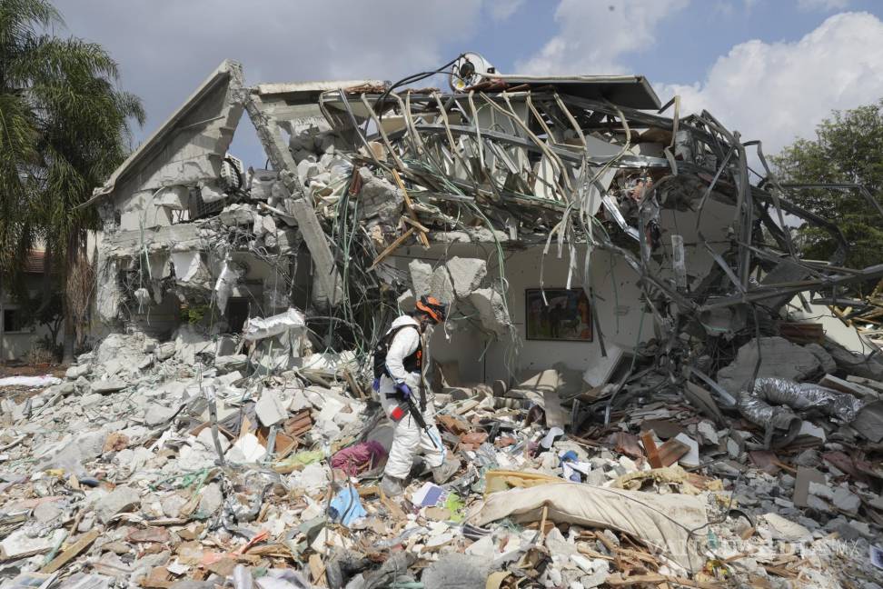 $!Un soldado israelí pasa junto a una vivienda destrozada por insurgentes de Hamás en el kibutz de Be'eri, el 11 de octubre de 2023.
