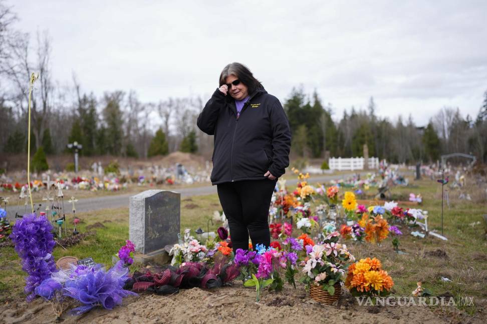 $!Evelyn Jefferson, supervisora de crisis de Lummi Nation, junto a la tumba de su hijo Patrick George Jr., quien murió debido a una sobredosis de drogas.