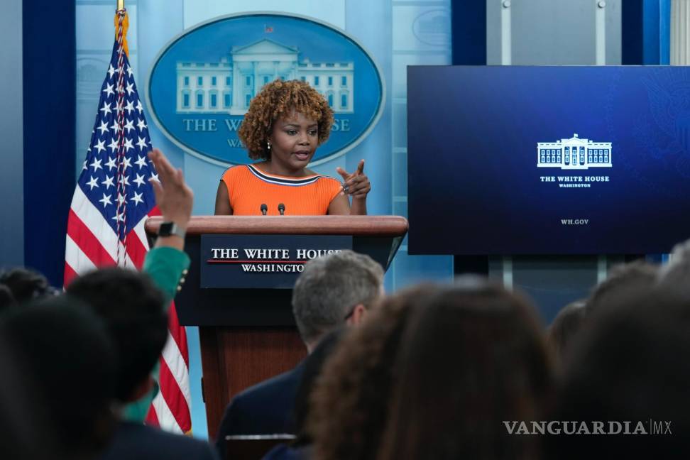 $!La secretaria de prensa de la Casa Blanca, Karine Jean-Pierre, habla durante la sesión informativa diaria en la Casa Blanca en Washington.