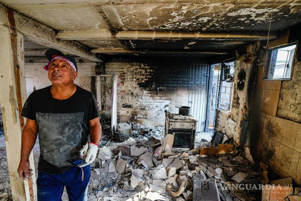 $!Marco Delgadillo observa los daños en su hogar tras un incendio en el barrio de El Olivar, en Viña del Mar, Chile, el lunes 5 de febrero de 2024.