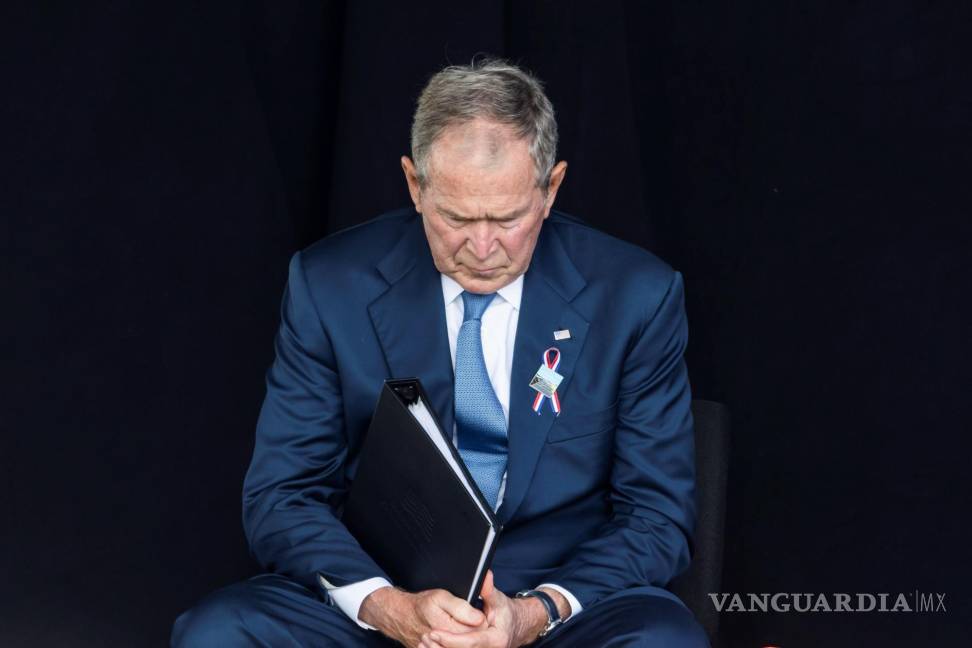 $!En el vigésimo aniversario del 11 de septiembre, el ex presidente de los Estados Unidos, George Bush, espera para hablar en el Monumento Nacional del Vuelo 93 en Shanksville, Pensilvania. EFE/EPA/Jim Lo Scalzo