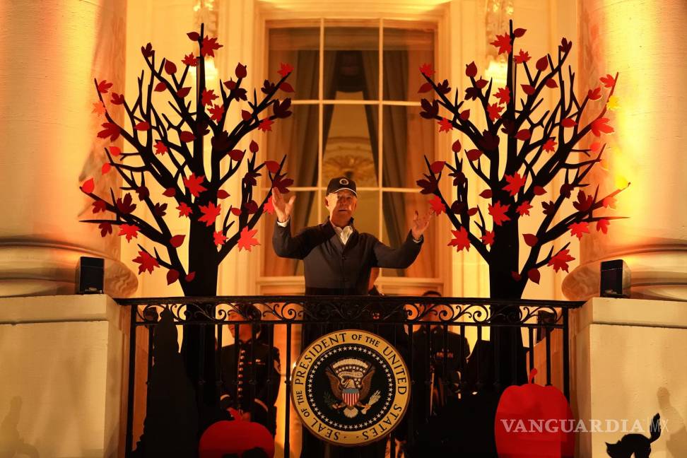 $!El presidente Joe Biden habla con los que piden dulces desde el Balcón del Salón Azul de la Casa Blanca, en Halloween en Washington.