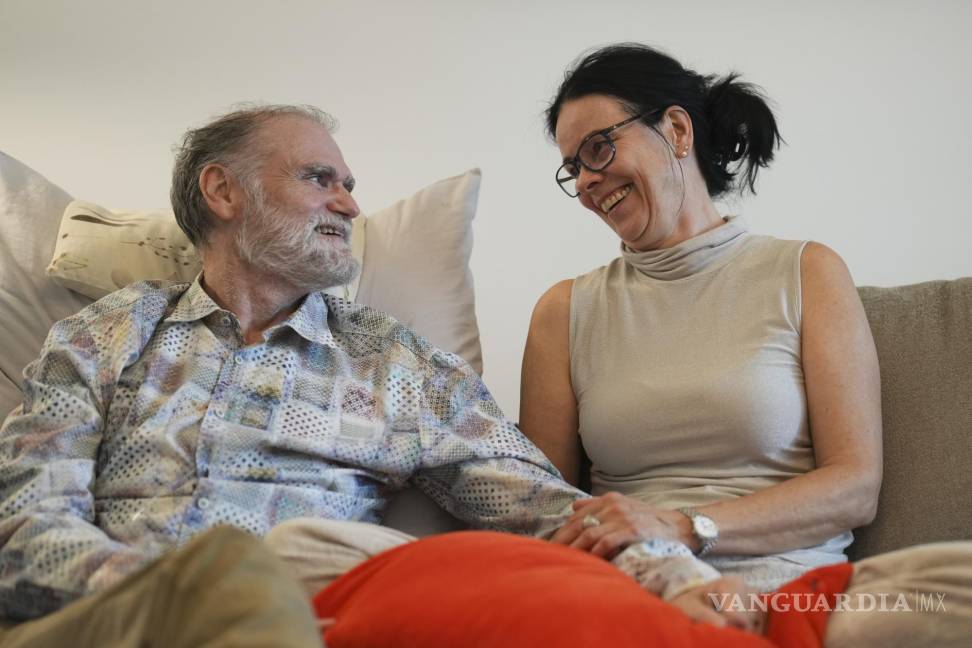 $!Michael Bommer, a la izquierda, que padece una enfermedad terminal de cáncer de colon, mira a su esposa Anett Bommer en su casa de Berlín, Alemania.