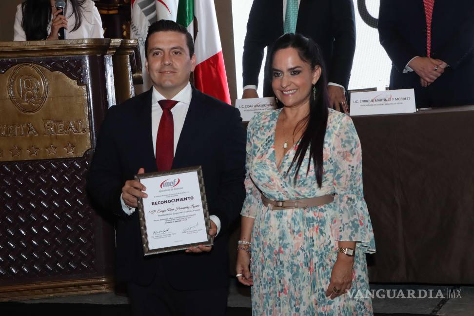 $!La presidenta nacional del IMEF, Gabriela Gutiérrez, reconoció a Sergio Hernández, presidente saliente del capítulo local.