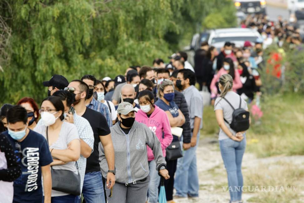 Saltillo: Inicia vacunación de 30 a 39 en Ciudad Universitaria con largas filas