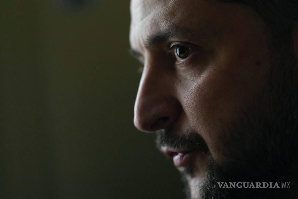 $!El presidente de Ucrania, Volodímir Zelenski, habla durante una entrevista con Julie Pace, vicepresidenta y editora ejecutiva de The Associated Press.