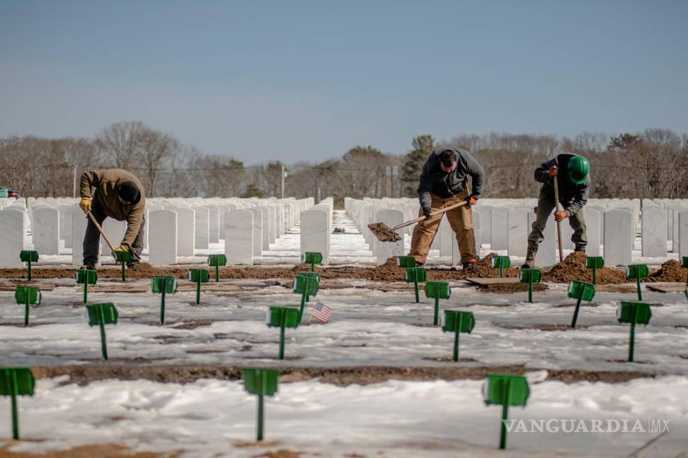 $!Trabajadores en el Cementerio Nacional de Calverton, donde los entierros se duplicaron en el punto álgido de la pandemia de coronavirus.