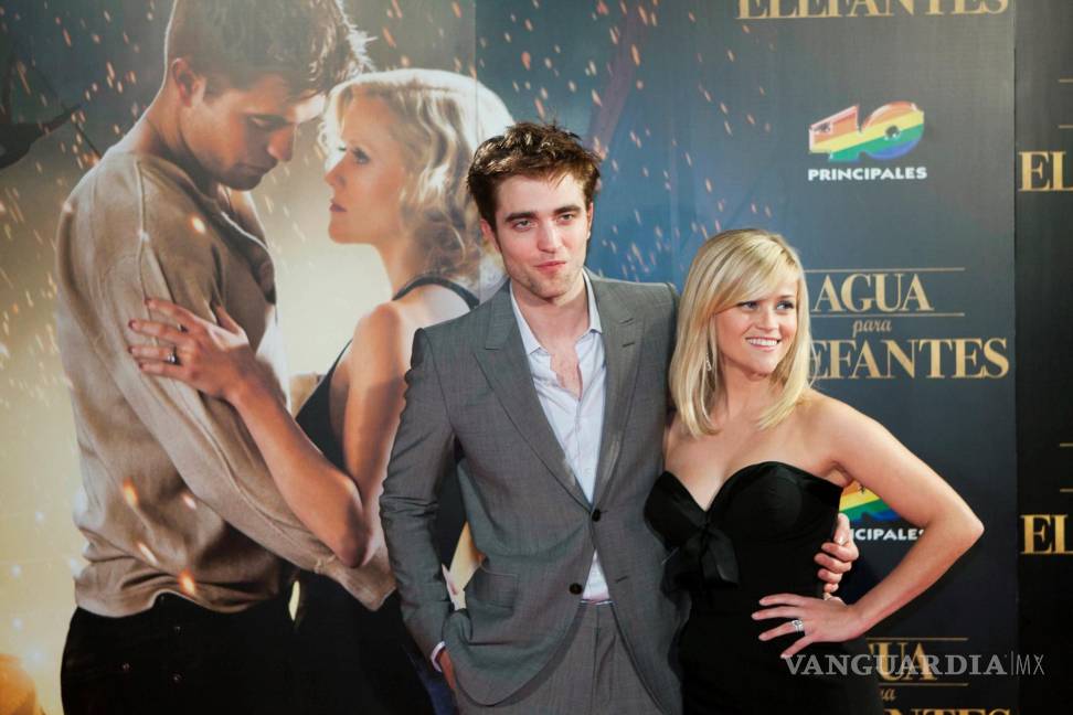 $!Los actores estadounidenses Robert Pattinson (i) y Reese Witherspoon posan durante la premiere de la película Agua para elefantes en 2011. EFE/EPA/Alejandro García