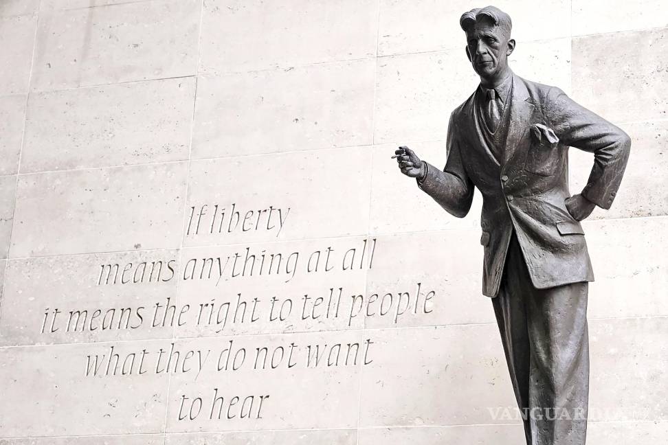 $!Vista de la estatua de George Orwell en la sede de la BBC en Londres en la que se puede leer uno de sus lemas Si libertad significa algo, es decirle a la gente lo que no quiere oír | Foto: EFE