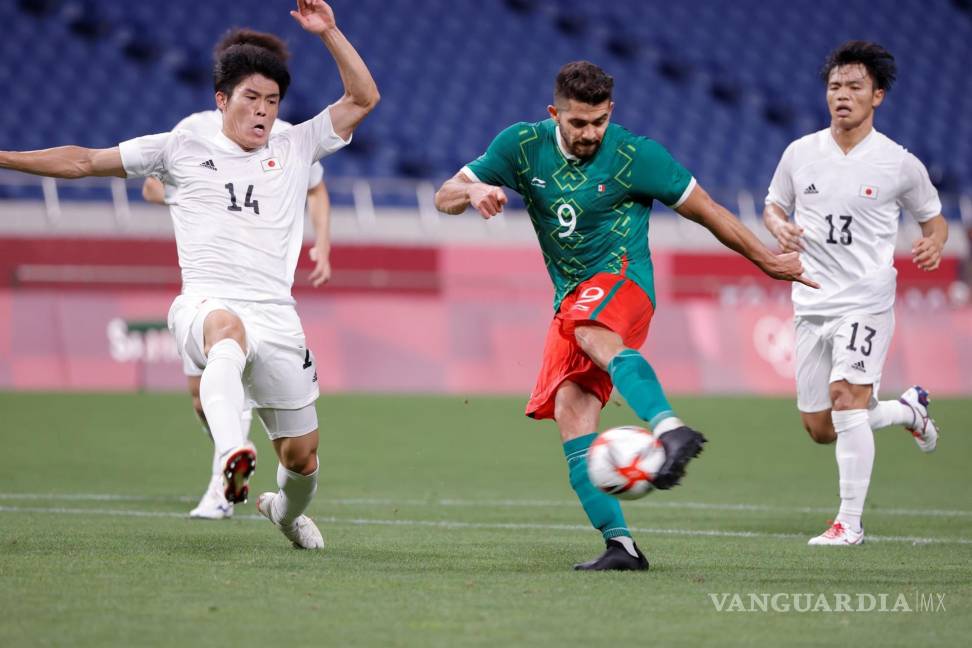 $!El delantero mexicano Henry Martín (c) trata de anotar ante la presión del defensa japonés Takehiro Tomiyasu (i) en el encuentro por la medalla de bronce entre las selecciones de México y Japón durante los Juegos Olímpicos 2020. EFE