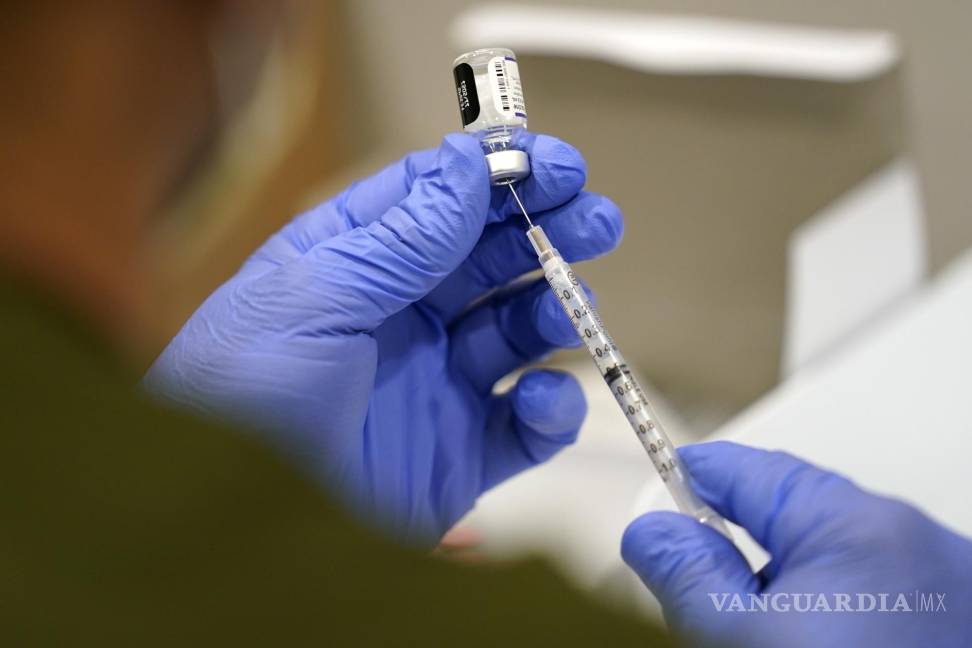 $!Un trabajador de la salud llena una jeringa con la vacuna Pfizer COVID-19 en el Jackson Memorial Hospital. AP/Lynne Sladky