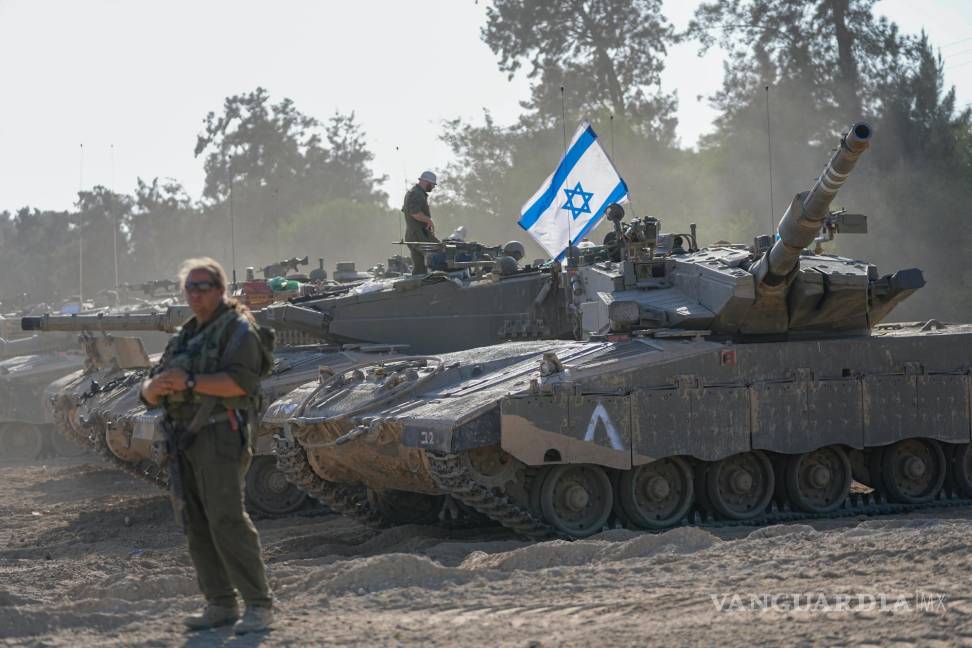$!Soldados israelíes trabajan en un tanque en una zona de concentración cerca de la frontera con la Franja de Gaza, en el sur de Israel.