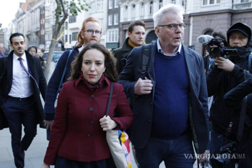 $!Stella Moris, socia de Julian Assange, llega al Tribunal Superior junto con la editora en jefe de WikiLeaks, Kristinn Hrafnsson, en Londres, el jueves 28 de octubre de 2021. AP/David Cliff