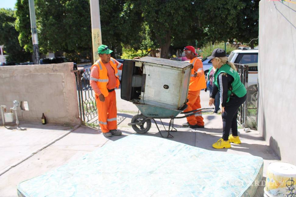 $!Habitantes colaboran entregando objetos en desuso durante la jornada comunitaria.