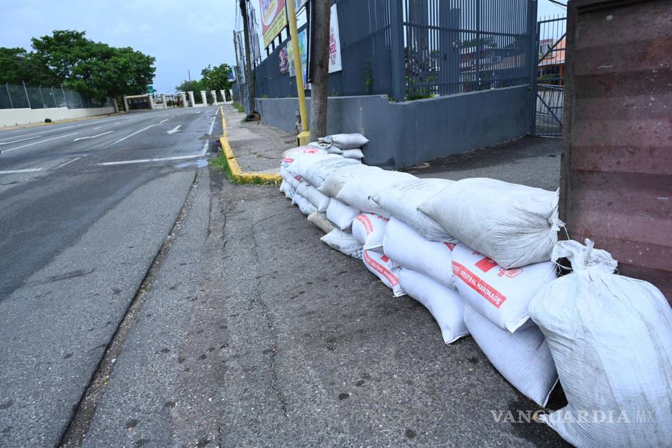 $!Pese a las precauciones de las autoridades jamaicanas, como en la capital Kingston, habrían librado los peores efectos del huracán “Beryl”.