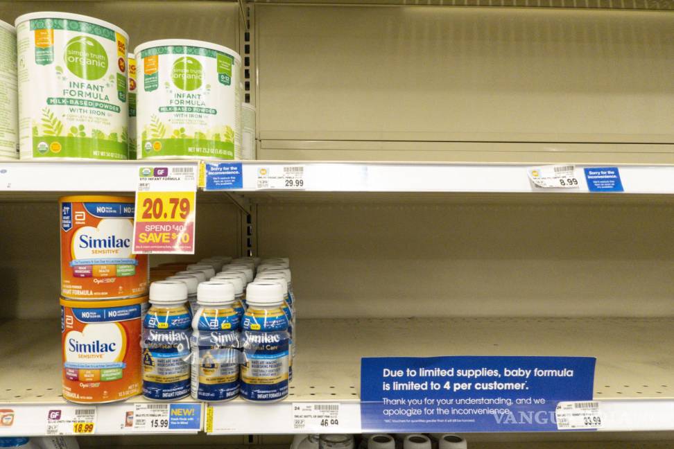 $!La fórmula para bebés se muestra en los estantes de una tienda de comestibles con un cartel que limita las compras en Indianápolis.
