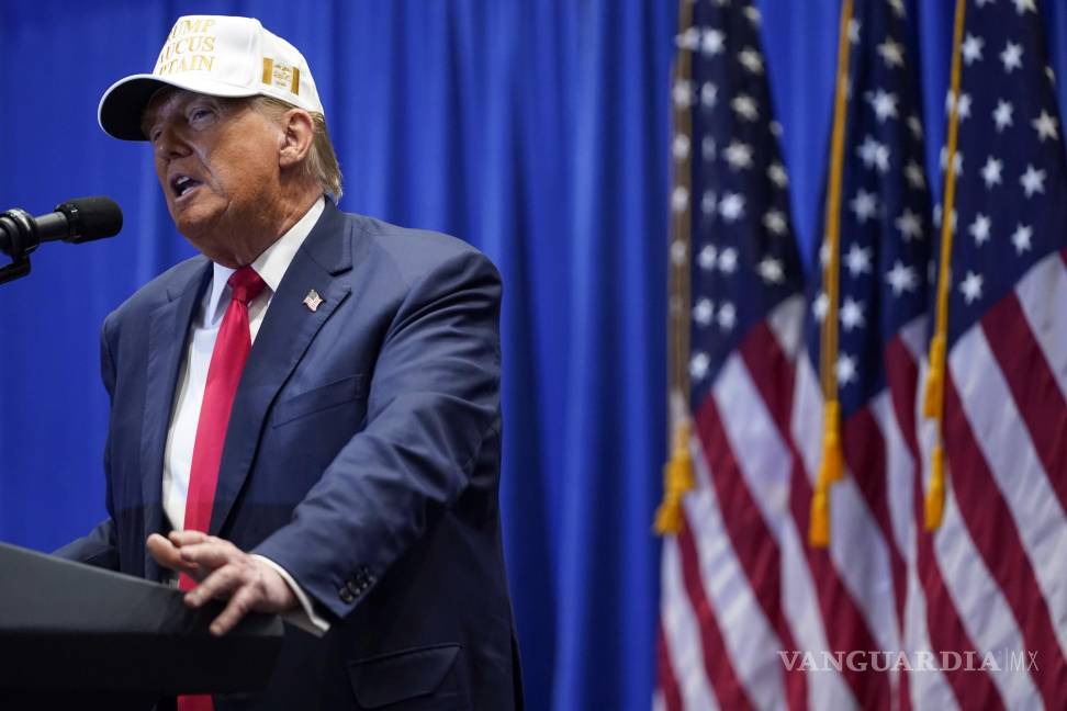 $!El candidato presidencial republicano, el expresidente Donald Trump, habla en un mitin en el Simpson College en Indianola, Iowa.