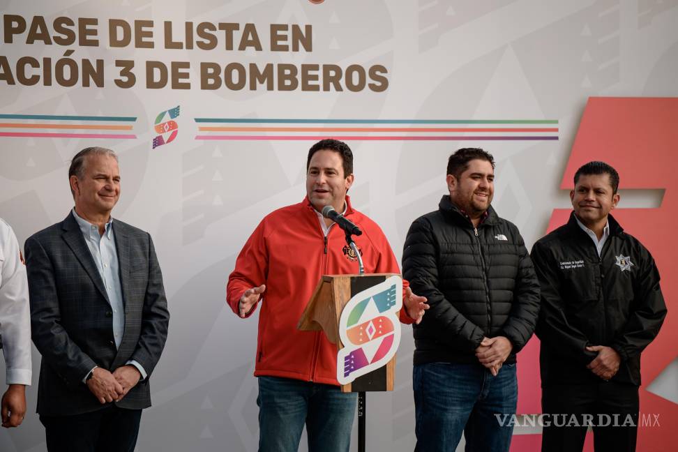 $!El alcalde reconoció el trabajo del Cuerpo de Bomberos de Saltillo, reafirmando su compromiso de mejorar las condiciones laborales y de seguridad de los bomberos.