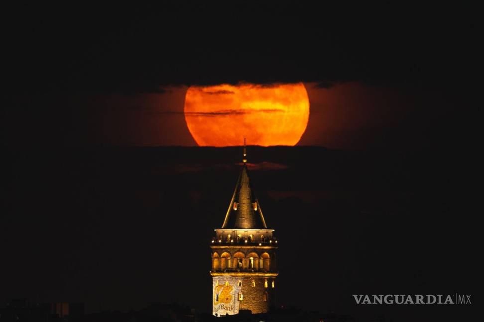 $!Una superluna se eleva detrás de la Torre de Gálata en Estambul, Turquía. Durante un fenómeno conocido como la “ Strawberry Moon”.