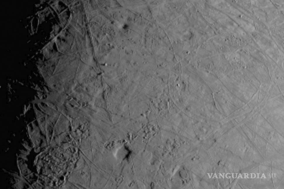 Sonda espacial Juno realiza el sobrevuelo más cercano a la luna Europa de Júpiter en más de 20 años