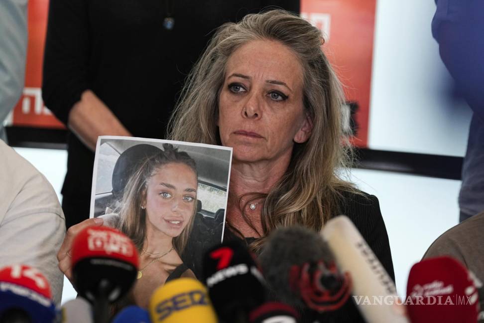 $!Keren Schem, madre de Mia Schem, una joven israelí que fue secuestrada por milicianos de Hamas en conferencia de prensa en Tel Aviv.