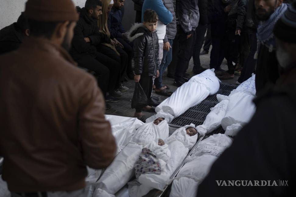 $!Palestinos lamentan la muerte de familiares, incluidos niños que perdieron la vida en un bombardeo israelí sobre la Franja de Gaza fuera de una morgue en Rafah.